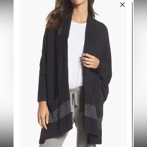 Barefoot Dreams® Cliffside Circle Wrap - Carbon/Pewter